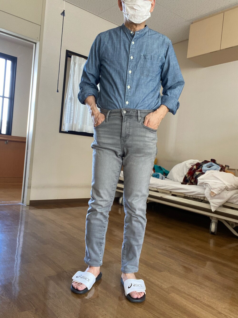 「UNIQLOのアイテム（デニムパンツ、グレー系）」を使った、F.minoruさん（メンズ・168cm）の春コーディネートの1枚目の写真
