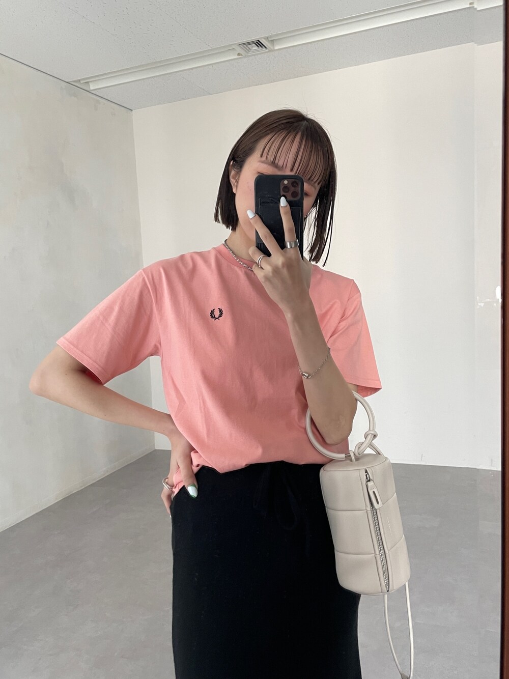 ピンク系のTシャツ/カットソー、ブラック系のスカート、ブラック系のその他シューズを着用したレディースの春コーディネートの2枚目の写真