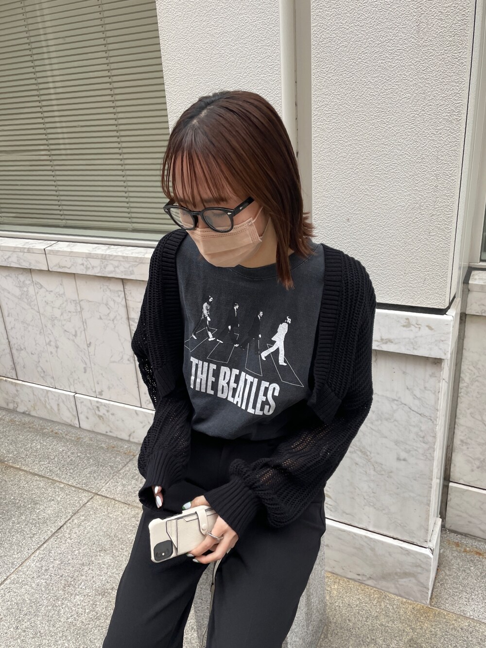 ブラック系のTシャツ/カットソー、ブラック系のニット/セーター、ブラック系のその他パンツを着用したレディースの春コーディネートの2枚目の写真