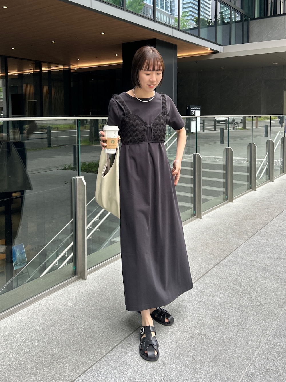 「休日スタイル、モード、春夏コーデ、ビスチェ、ワンピース、グルカサンダル、高身長女子、骨格ナチュラル、大人カジュアル、トートバッグ、ブラック、オールブラック、ワントーンコーデ」｜「CAPRICIEUX LE'MAGEの【セットアイテム】ビスチェSETワンピース（ワンピース、ブラック系）」を使った、shino hayasakiさん（レディース・165cm）の春コーディネートの1枚目の写真