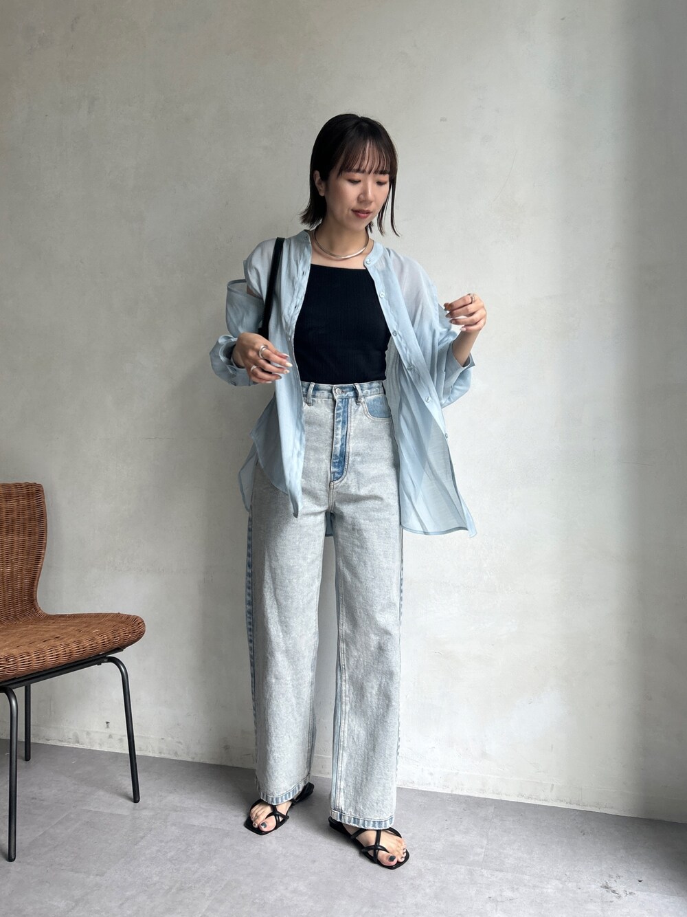 「シアートップス、デニム、ワントーンコーデ、パンツスタイル、シャツスタイル、大人カジュアル、カジュアルコーデ、夏コーデ、休日スタイル、韓国ファッション、サンダル、高身長女子、骨格ナチュラル」｜「CAPRICIEUX LE'MAGEのスリット開きシアーシャツ（シャツ/ブラウス、ブルー系）」を使った、shino hayasakiさん（レディース・165cm）の夏コーディネートの1枚目の写真