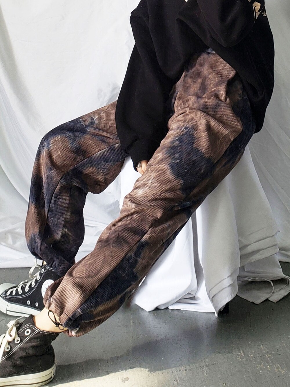 ブルー系のスウェットパンツ、ブラック系のブルゾンを着用したレディースの冬コーディネートの4枚目の写真