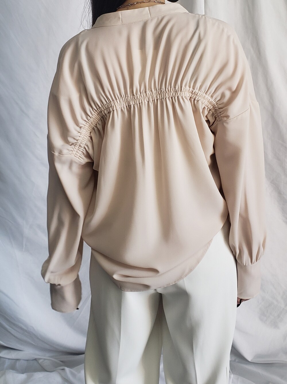 ベージュ系のシャツ/ブラウスを着用したレディースの春コーディネートの3枚目の写真