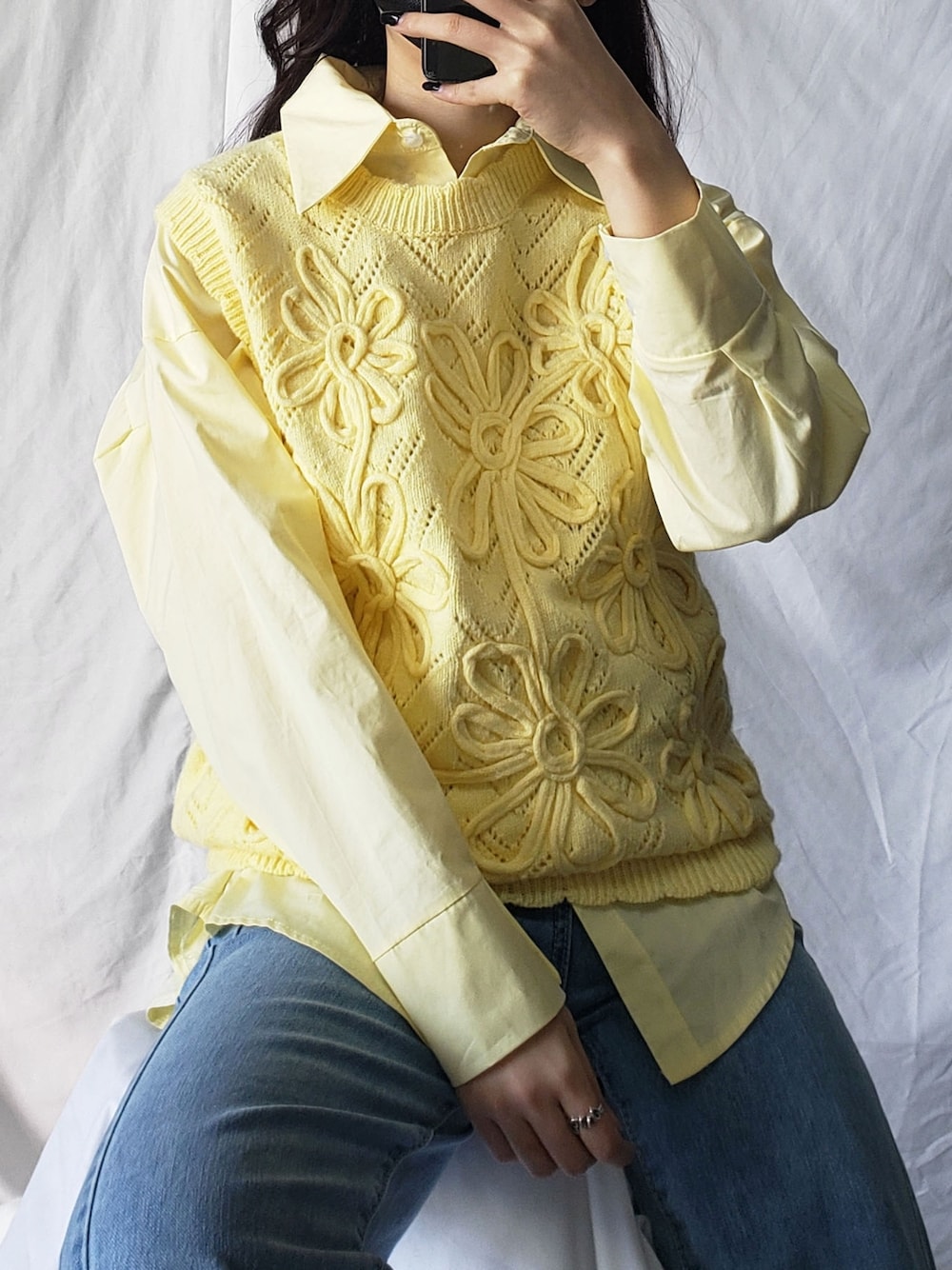 パープル系のベスト、ブラック系のその他パンツを着用したレディースの春コーディネートの3枚目の写真