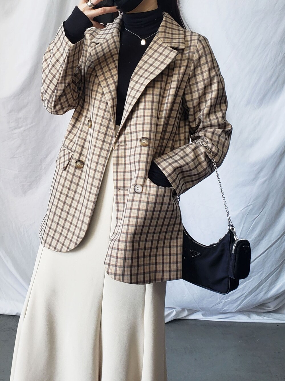 グリーン系のテーラードジャケット、ブルー系のデニムパンツを着用したレディースの春コーディネートの2枚目の写真