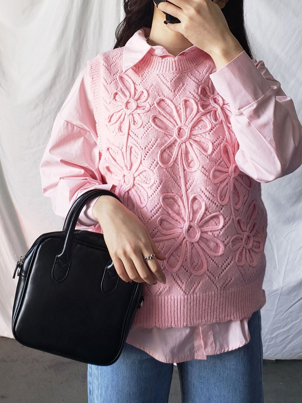 パープル系のベスト、ブラック系のその他パンツを着用したレディースの春コーディネートの2枚目の写真