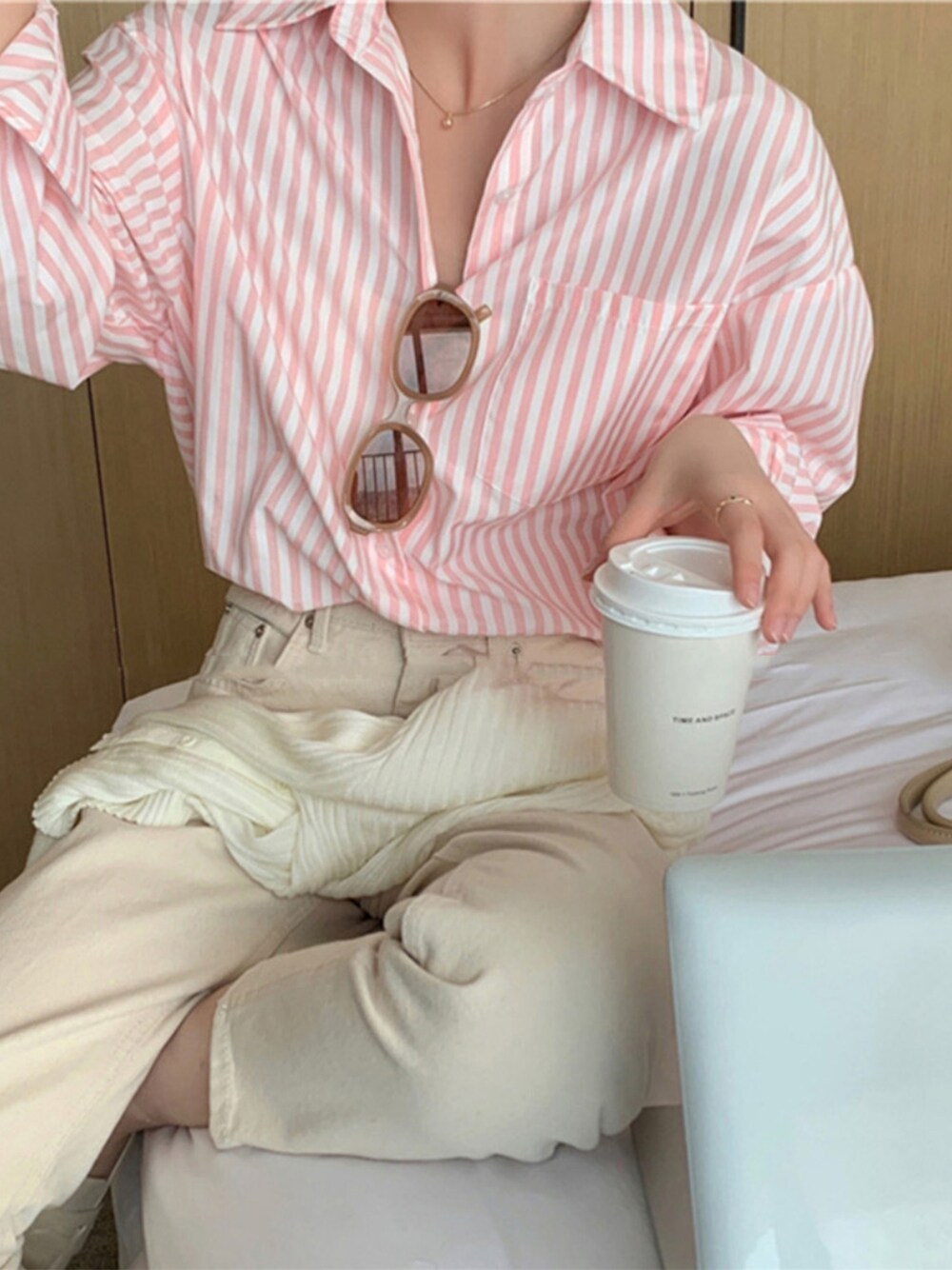 ブルー系のシャツ/ブラウスを着用したレディースの春コーディネートの4枚目の写真