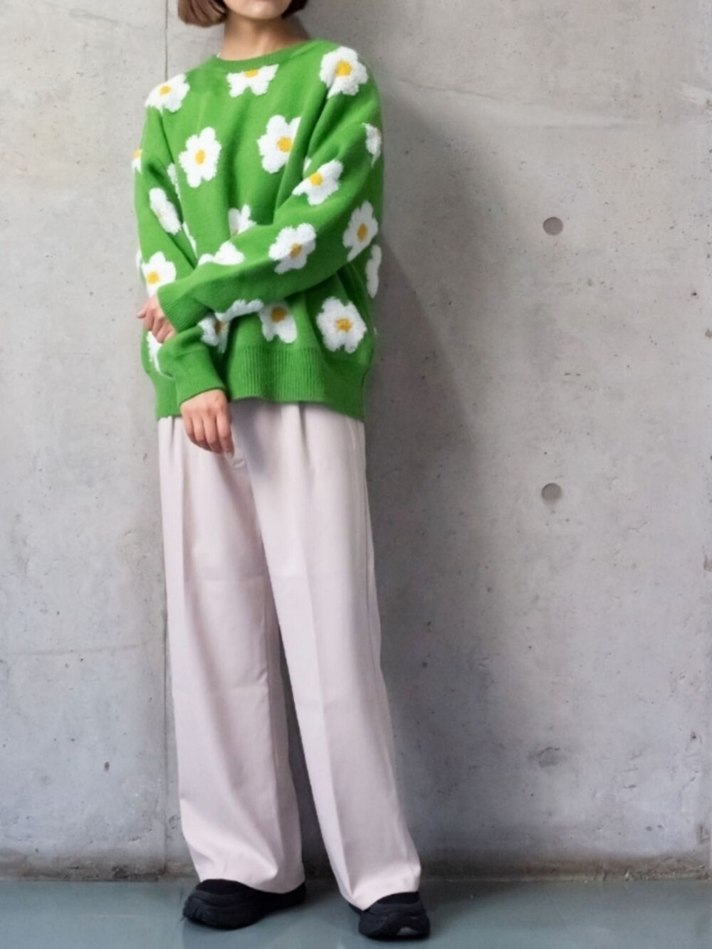 「だから秋服が好き、オトナカジュアル、花柄、グリーン、ガーリー、秋冬コーデ、マーガレット、大人ガーリー、ワイドパンツ」｜「me+em selectの花柄マーガレットデザインニット（ニット/セーター、グリーン系）」を使った、me+emselectさん（レディース・166cm）の秋コーディネートの1枚目の写真