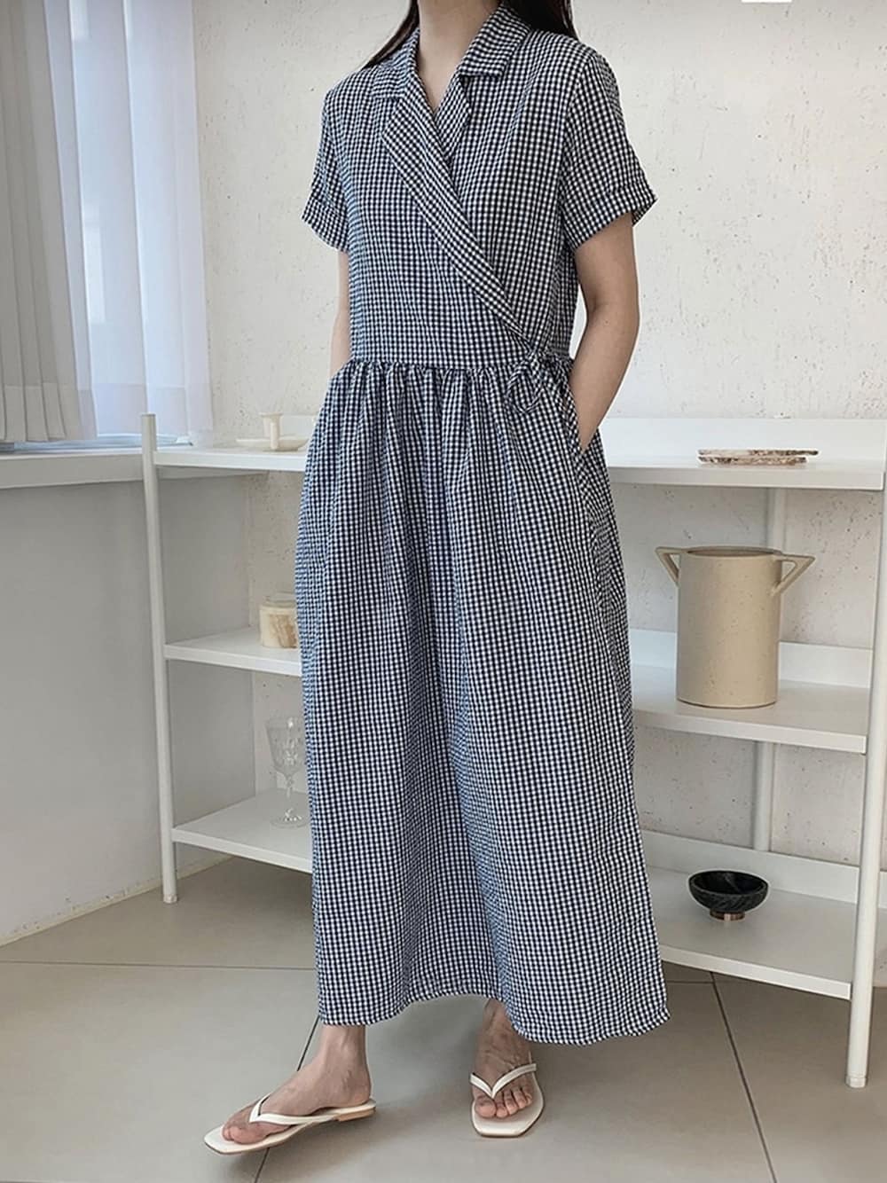 ブルー系のワンピースを着用したレディースの夏コーディネートの1枚目の写真