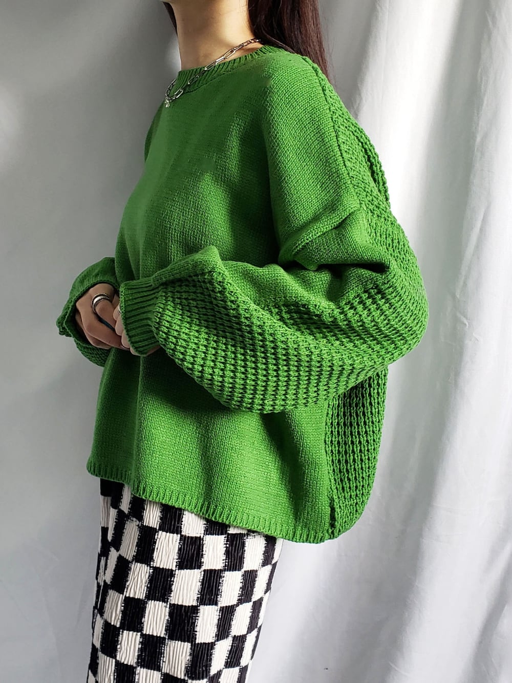 ブルー系のスラックス、ブラック系のニット/セーターを着用したレディースの冬コーディネートの3枚目の写真