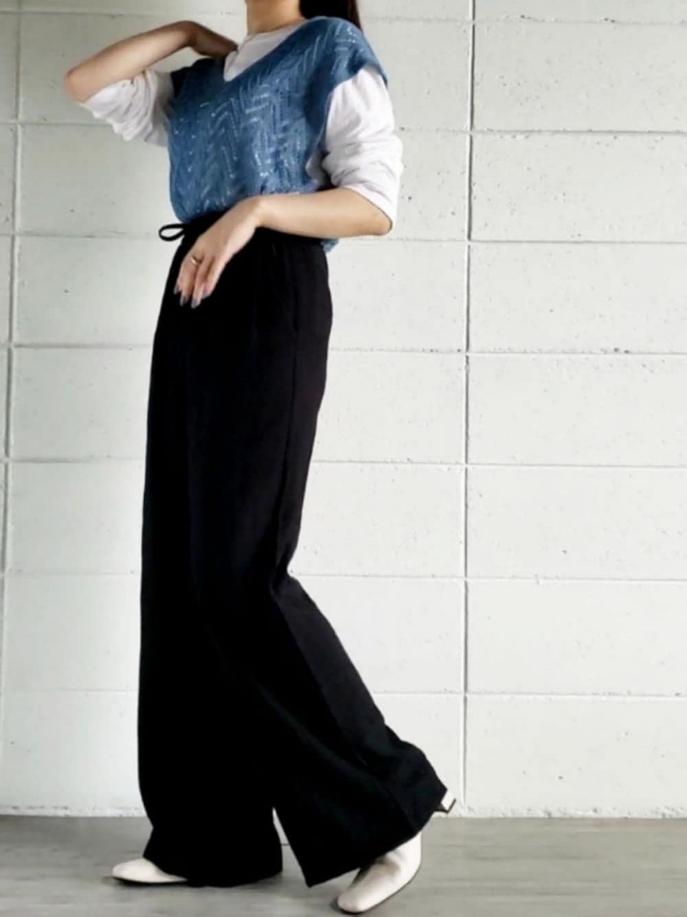 ブルー系のベスト、ブラック系のその他パンツ、ホワイト系のブーツを着用したレディースの夏コーディネートの1枚目の写真