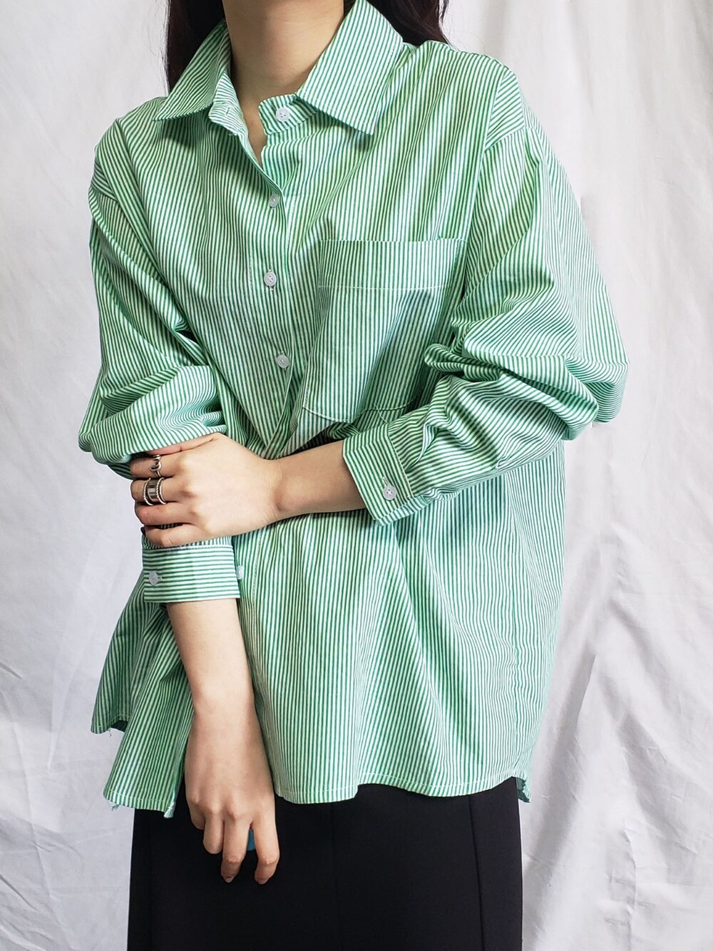 ピンク系のシャツ/ブラウスを着用したレディースの春コーディネートの4枚目の写真