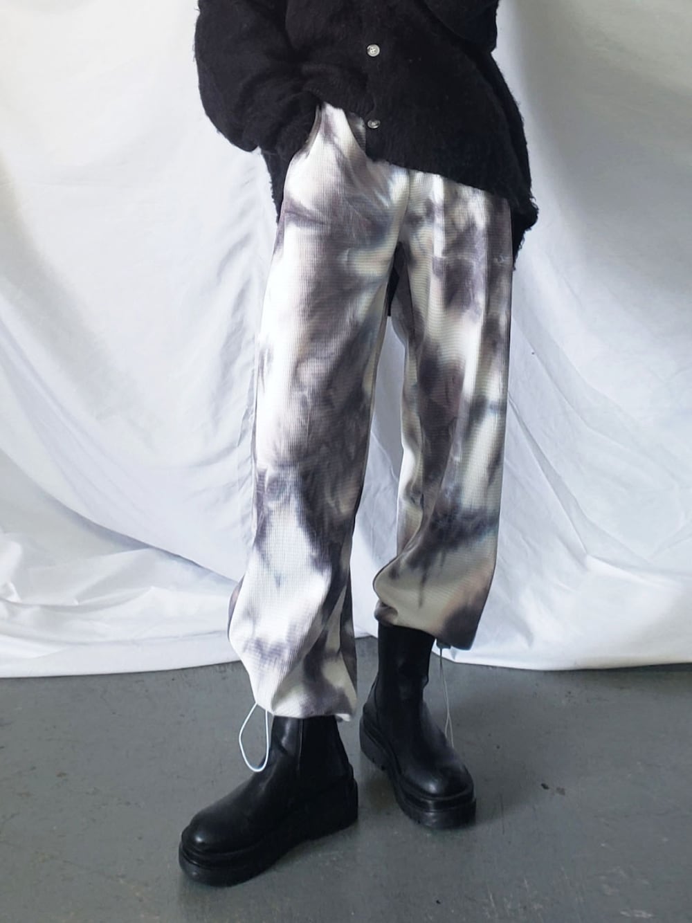 ブルー系のスウェットパンツ、ブラック系のブルゾンを着用したレディースの冬コーディネートの3枚目の写真