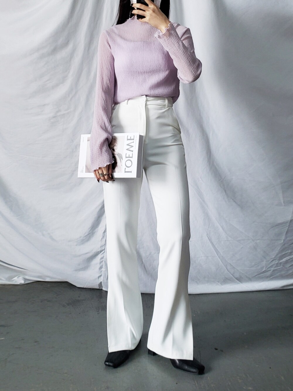 パープル系のTシャツ/カットソー、ホワイト系のスラックスを着用したレディースの冬コーディネートの4枚目の写真