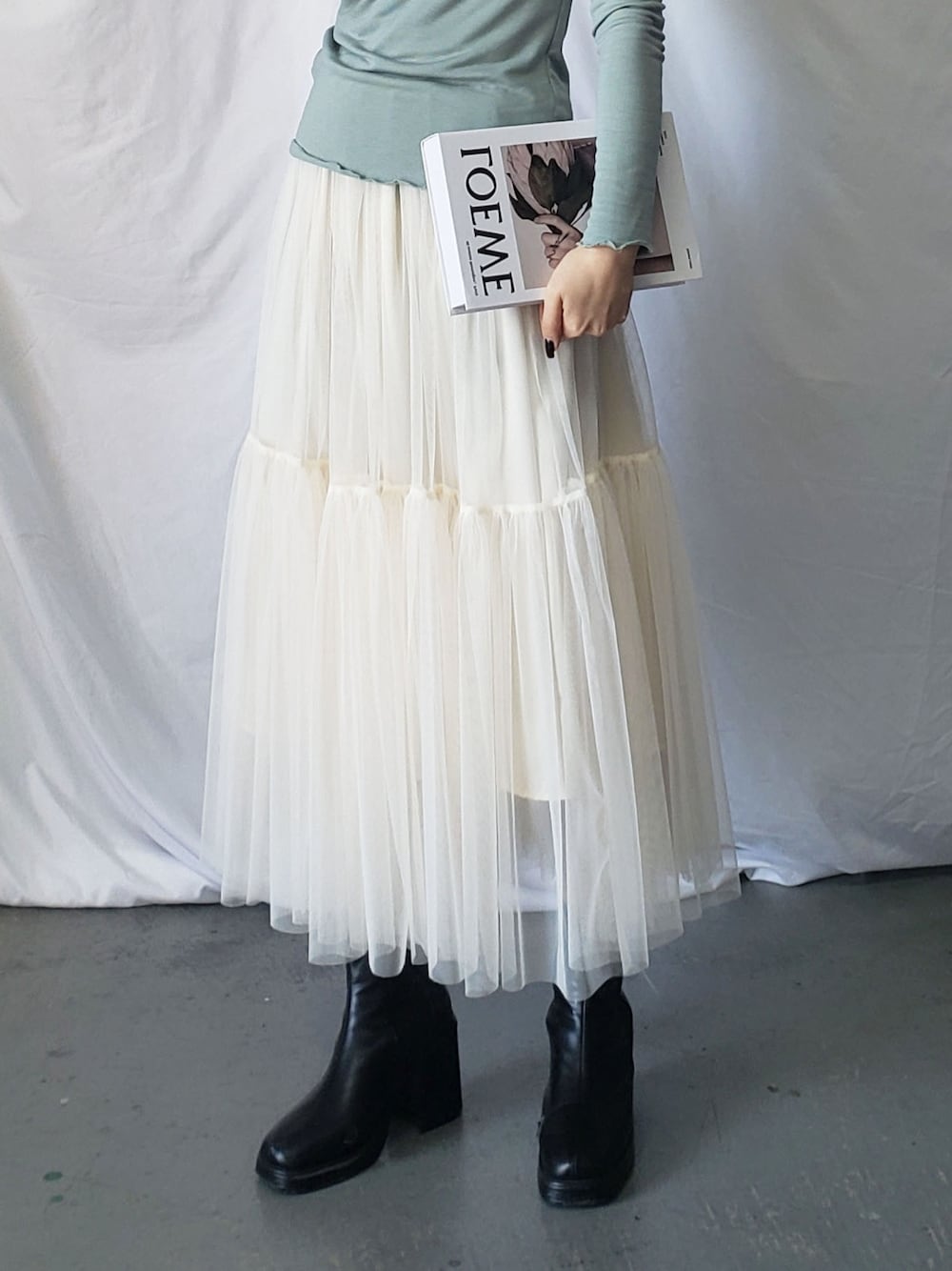 グレー系のスカート、ブルー系のスウェットを着用したレディースの春コーディネートの3枚目の写真