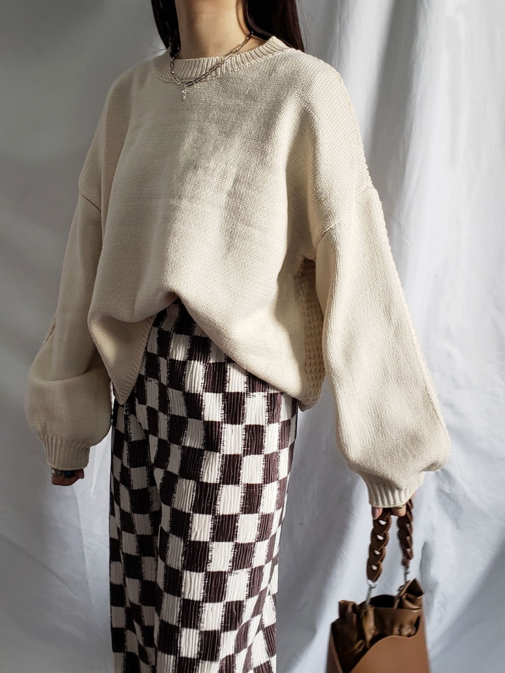 ブルー系のスラックス、ブラック系のニット/セーターを着用したレディースの冬コーディネートの5枚目の写真