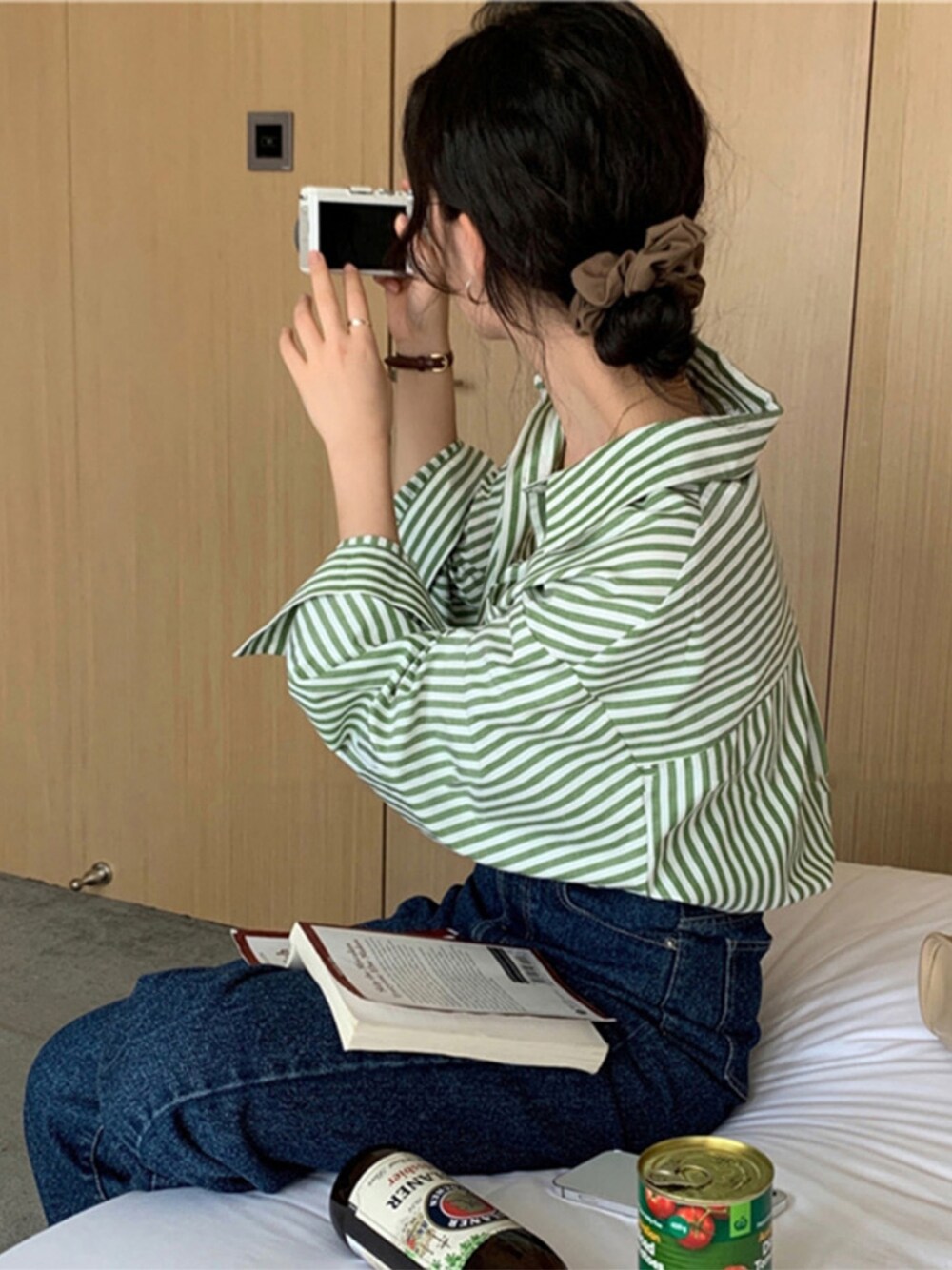 ブルー系のシャツ/ブラウスを着用したレディースの春コーディネートの5枚目の写真