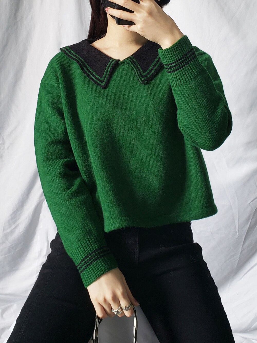 ホワイト系のスカート、ブラウン系のトートバッグ、ベージュ系のニット/セーターを着用したレディースの冬コーディネートの2枚目の写真