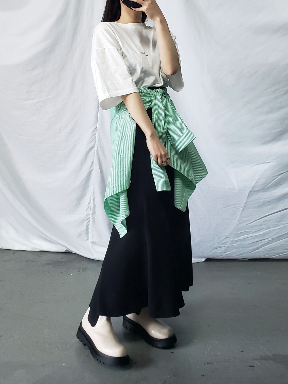 ピンク系のシャツ/ブラウスを着用したレディースの春コーディネートの5枚目の写真