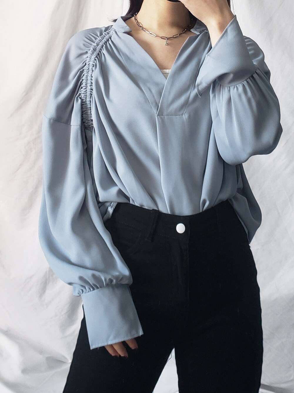 ベージュ系のシャツ/ブラウスを着用したレディースの春コーディネートの2枚目の写真