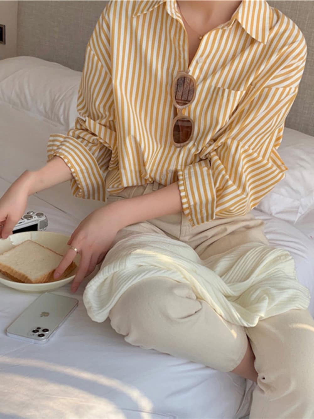 ブルー系のシャツ/ブラウスを着用したレディースの春コーディネートの2枚目の写真