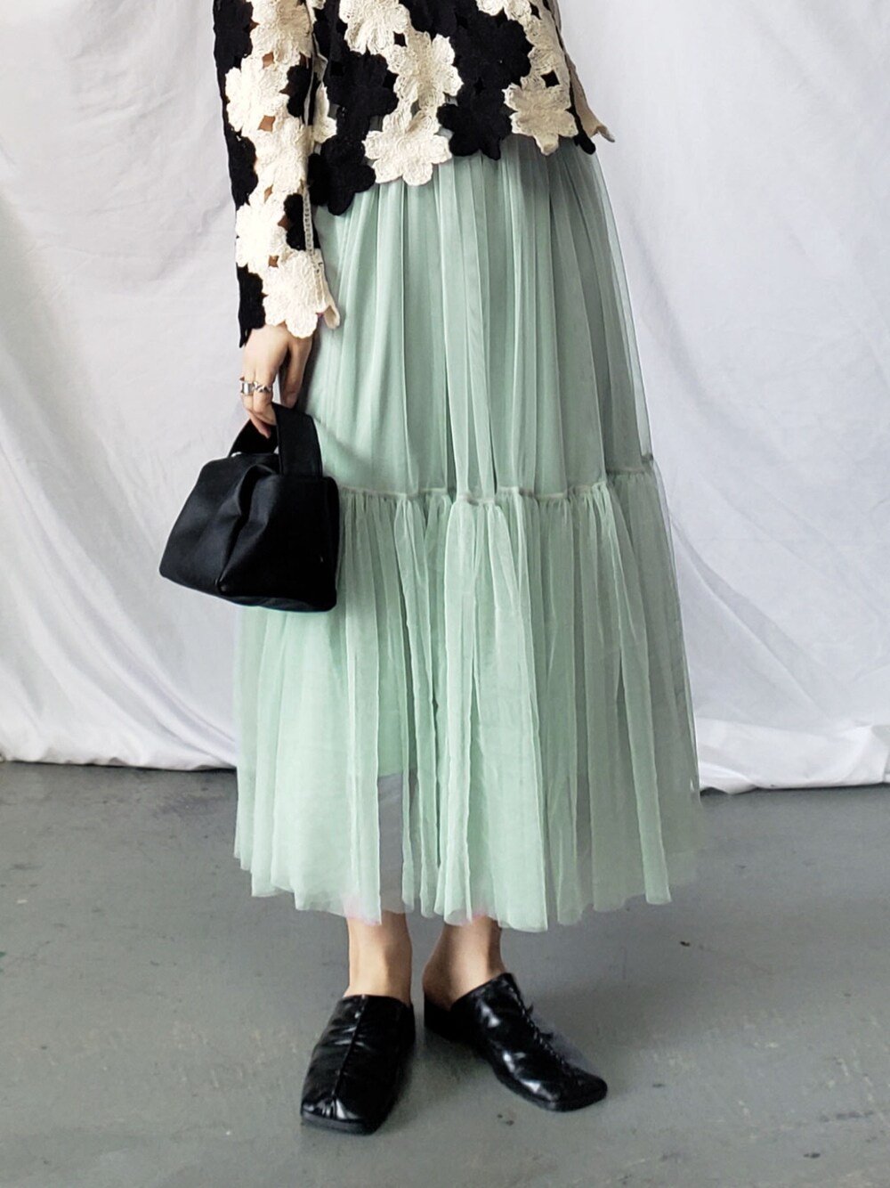 グレー系のスカート、ブルー系のスウェットを着用したレディースの春コーディネートの2枚目の写真