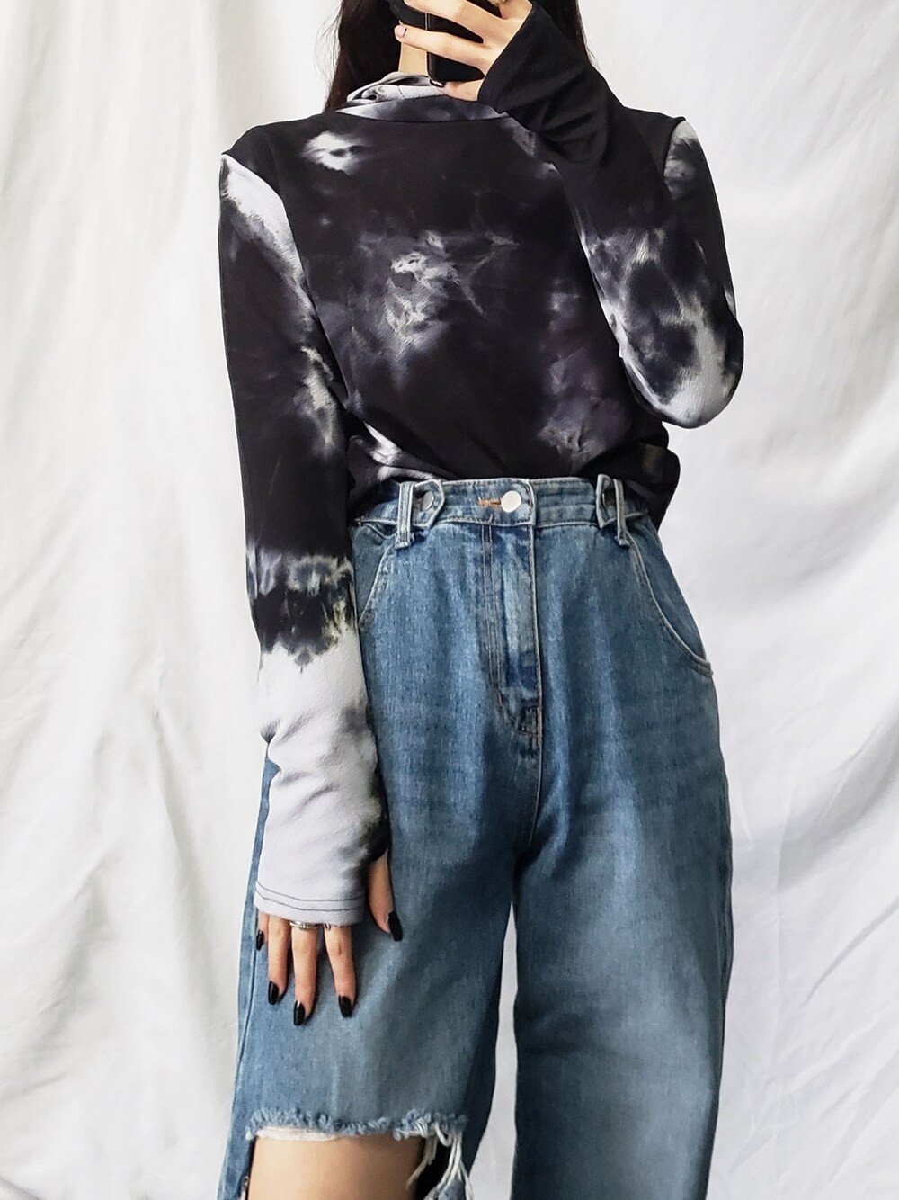 ピンク系のTシャツ/カットソー、ブラック系のその他パンツを着用したレディースの冬コーディネートの2枚目の写真