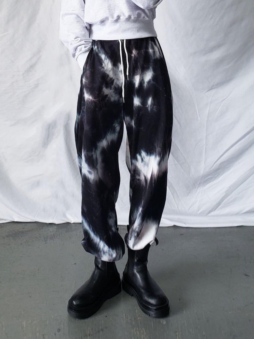 ブルー系のスウェットパンツ、ブラック系のブルゾンを着用したレディースの冬コーディネートの2枚目の写真