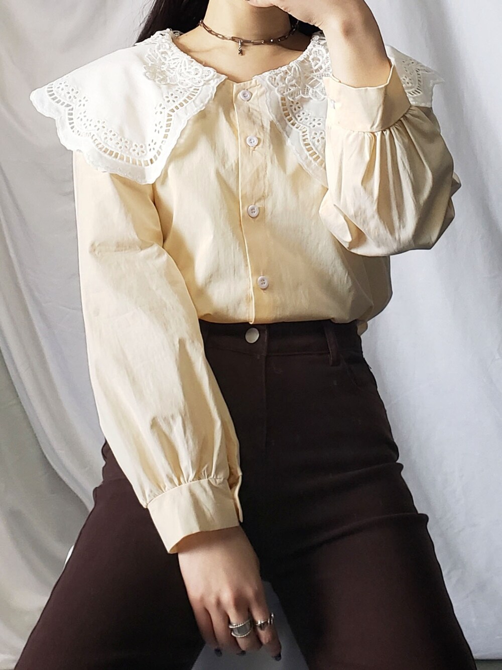 レッド系のシャツ/ブラウス、ブラック系のその他パンツを着用したレディースの冬コーディネートの3枚目の写真