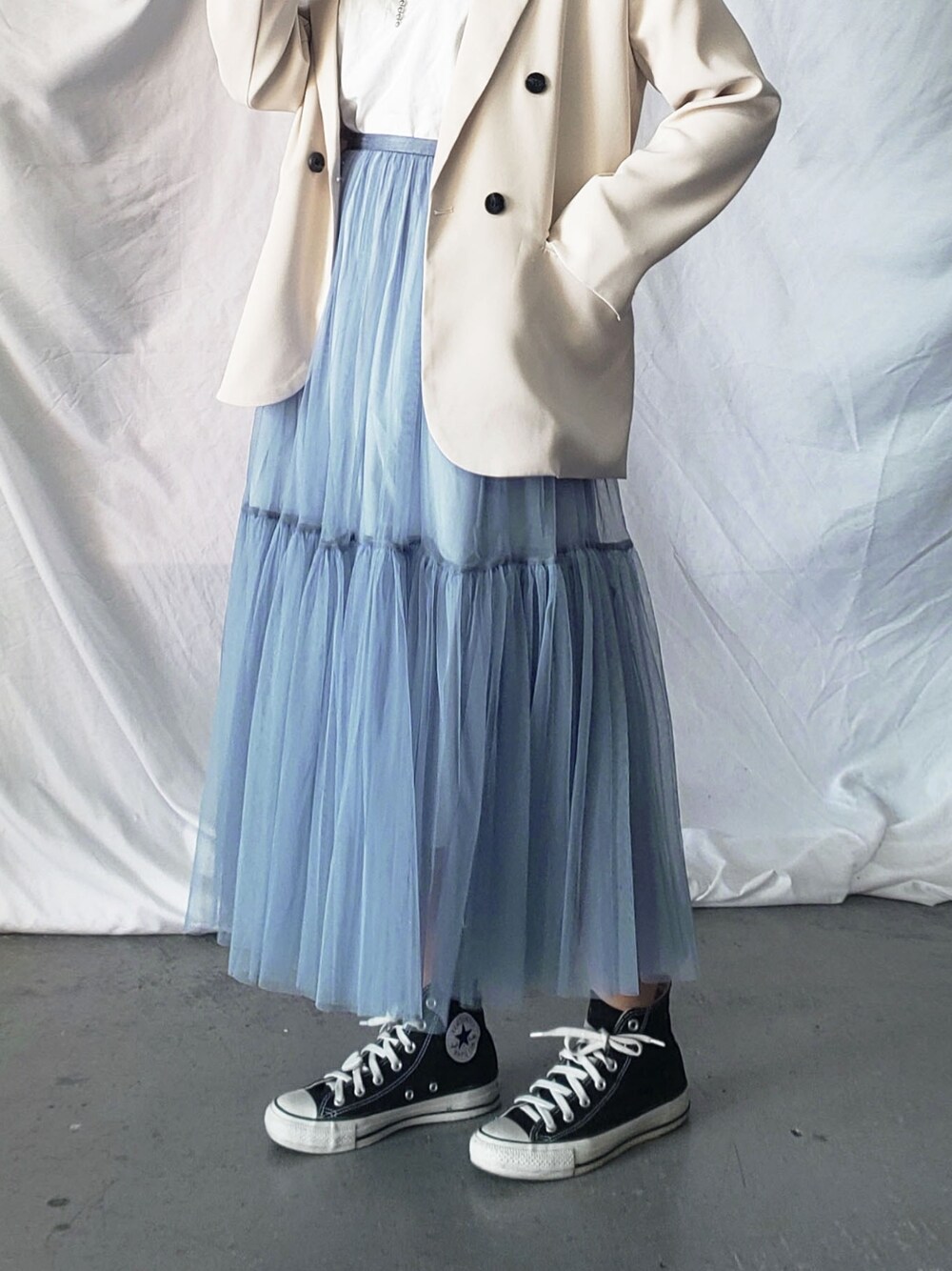 グレー系のスカート、ブルー系のスウェットを着用したレディースの春コーディネートの5枚目の写真