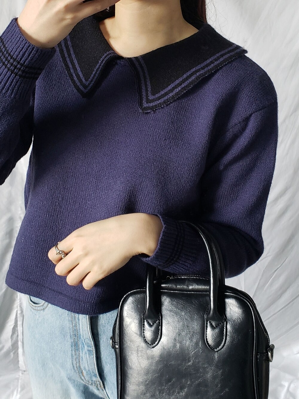 ホワイト系のスカート、ブラウン系のトートバッグ、ベージュ系のニット/セーターを着用したレディースの冬コーディネートの3枚目の写真