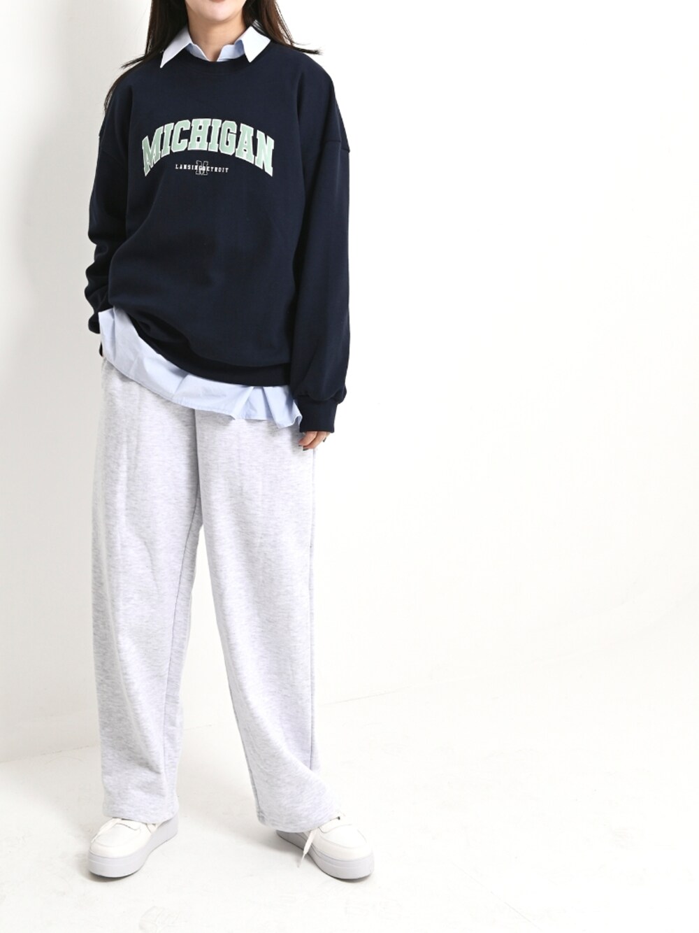 ホワイト系のスウェットパンツ、ブルー系のTシャツ/カットソーを着用したレディースの冬コーディネートの1枚目の写真