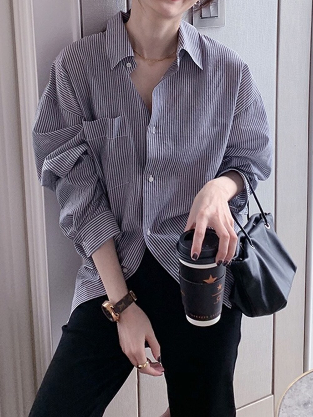 ピンク系のシャツ/ブラウスを着用したレディースの春コーディネートの3枚目の写真