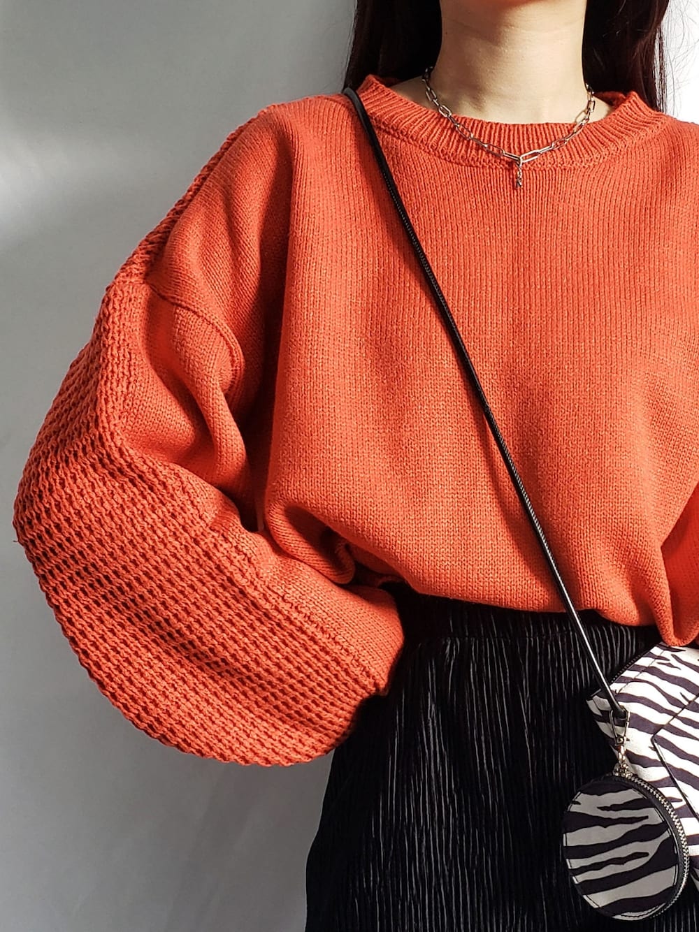 ブルー系のスラックス、ブラック系のニット/セーターを着用したレディースの冬コーディネートの2枚目の写真