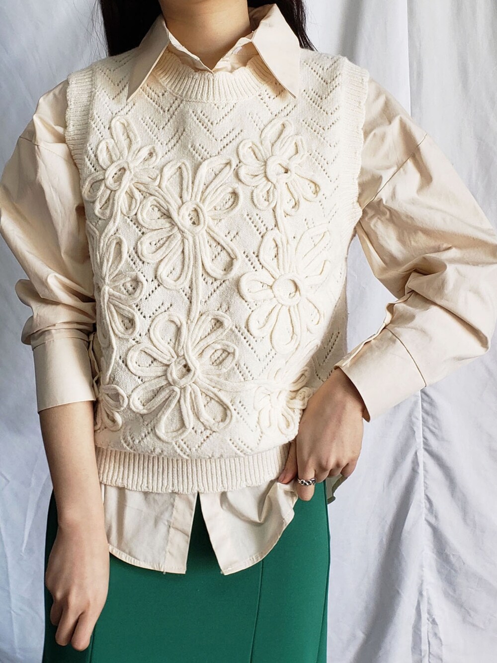 パープル系のベスト、ブラック系のその他パンツを着用したレディースの春コーディネートの4枚目の写真