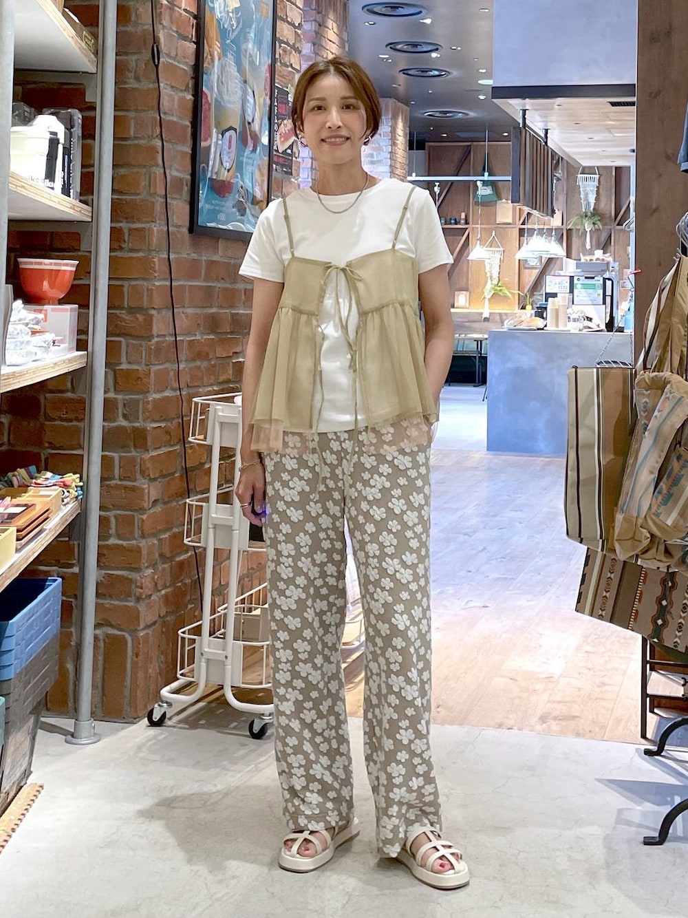 フラワージャガードストレッチパンツを使った人気ファッション