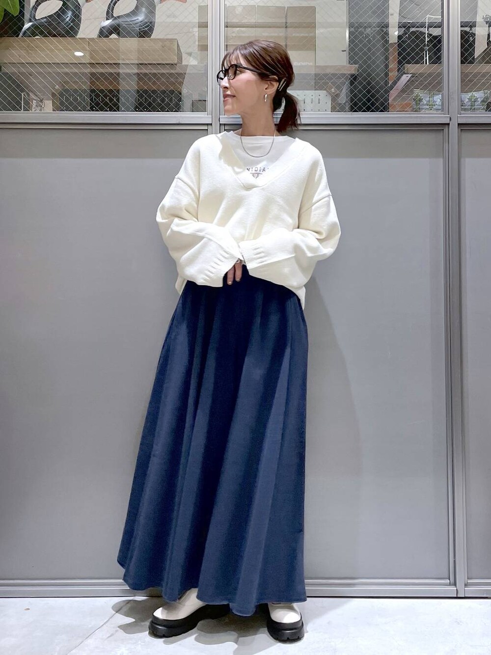 「着痩せ・細見え、体型カバー、高身長、休日コーデ、ワンマイル、ラフ、ゆったり、旅行、niko and...、ニット、ロンT、ワイドパンツ、ママコーデ、秋コーデ、リラックス」｜「niko and...の洗えるバックロゴ深Vネックニット（ニット/セーター、ベージュ系）」を使った、M I N Oさん（レディース・165cm）の秋コーディネートの1枚目の写真