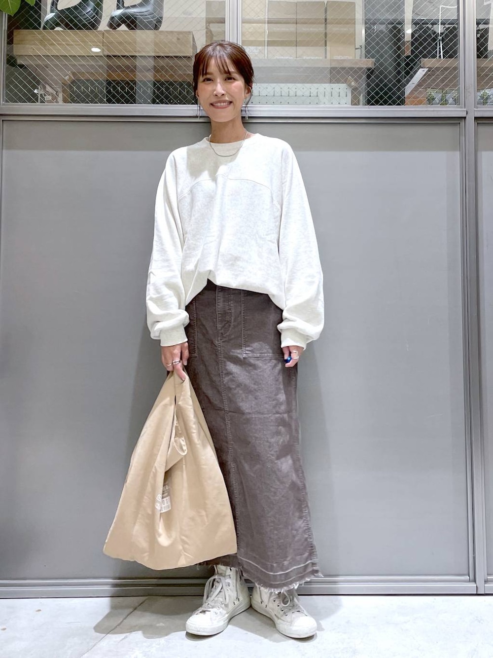 「着痩せ・細見え、体型カバー、高身長、休日コーデ、ワンマイル、ママコーデ、秋コーデ、リラックス、ラフ、ゆったり、旅行、niko and...、スウェット、スカート、ロングスカート」｜「niko and...のスルーチェンジベルトウォッチ（アナログ腕時計、ブラック系）」を使った、M I N Oさん（レディース・165cm）の秋コーディネートの1枚目の写真