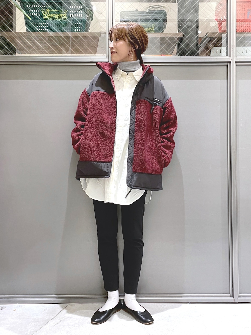 ホワイト系のシャツ/ブラウス、グレー系のTシャツ/カットソー、レッド系のブルゾンを着用したレディースの秋コーディネートの1枚目の写真