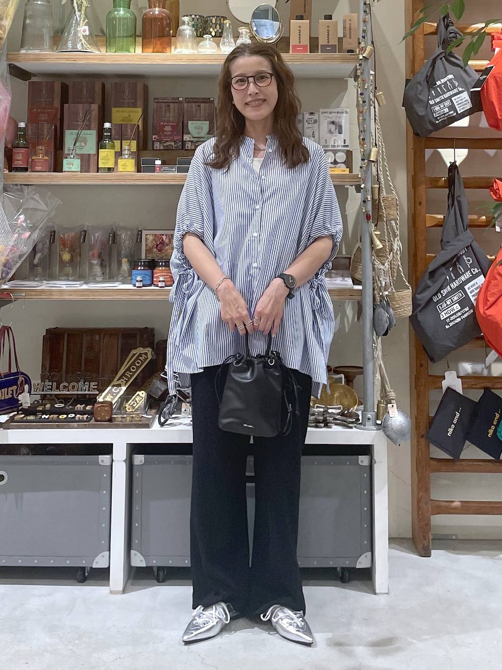 ベージュ系のタンクトップ、ブルー系のシャツ/ブラウス、ブラック系のその他パンツを着用したレディースの夏コーディネートの1枚目の写真