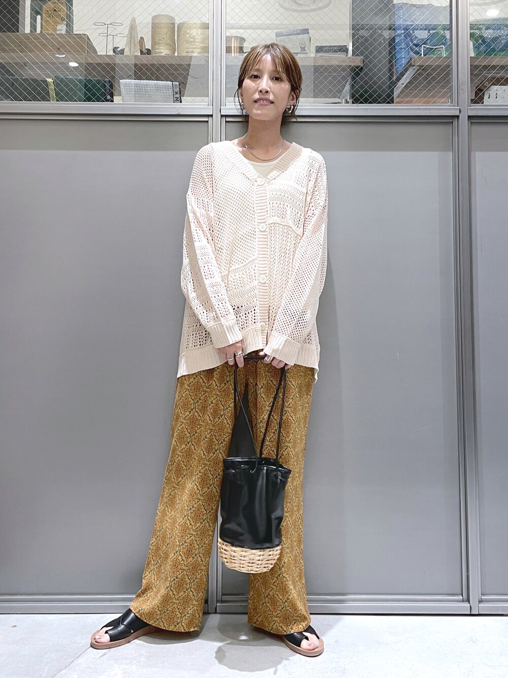 ベージュ系のカーディガン/ボレロ、ブラウン系のその他パンツ、ブラック系のトートバッグを着用したレディースの夏コーディネートの1枚目の写真