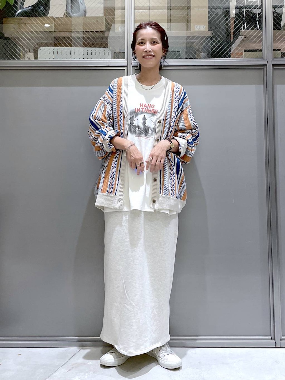 ホワイト系のTシャツ/カットソー、ベージュ系のワンピース、オレンジ系のカーディガン/ボレロを着用したレディースの夏コーディネートの1枚目の写真