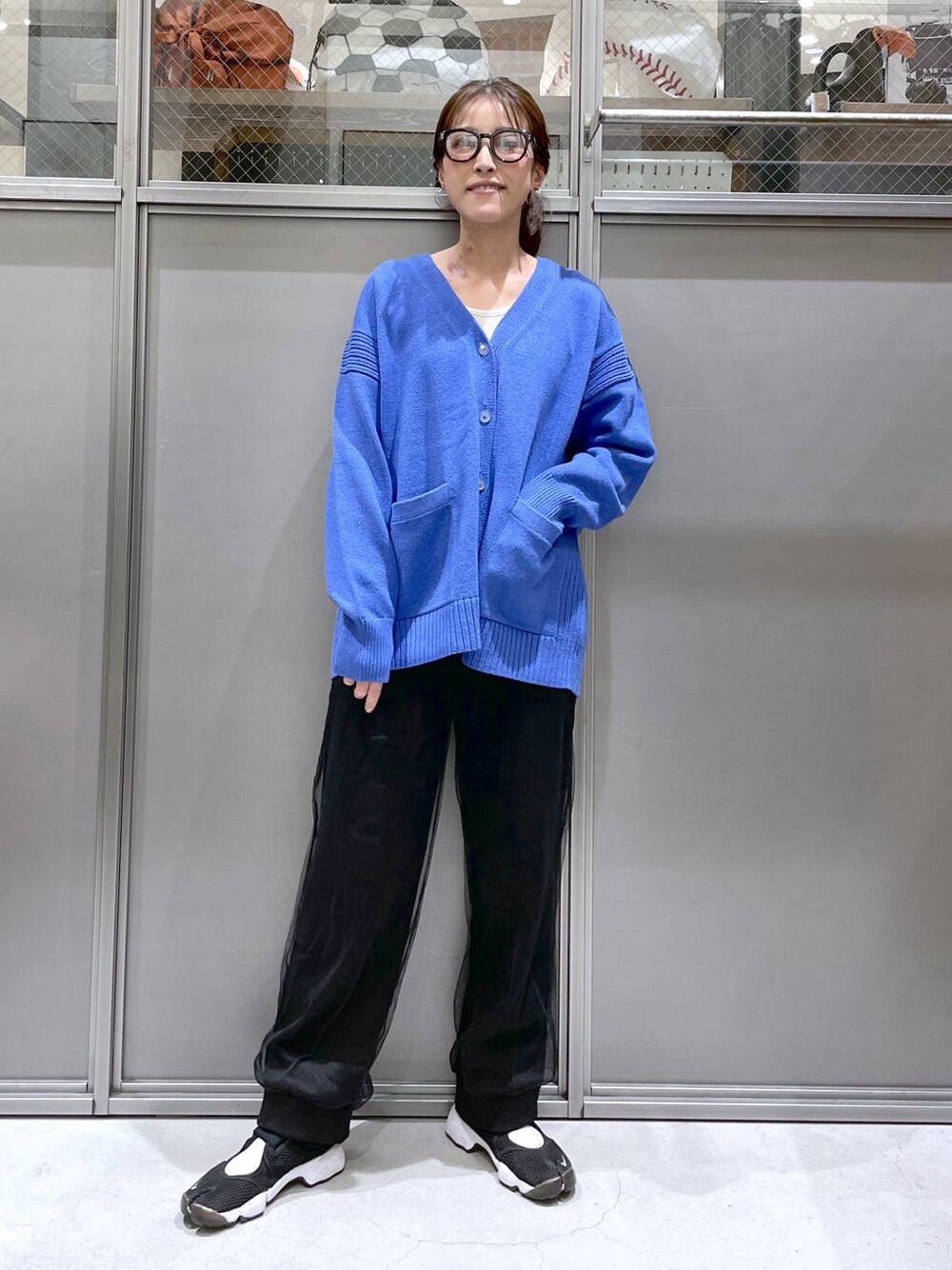 「着痩せ・細見え、体型カバー、高身長、休日コーデ、ワンマイル、ママコーデ、春コーデ、リラックス、ラフ、ゆったり、カジュアル、niko and ...、カーディガン、スウェットパンツ」｜「niko and...の洗えるサイドリブVネックカーディガン（カーディガン/ボレロ、ブルー系）」を使った、M I N Oさん（レディース・165cm）の春コーディネートの1枚目の写真