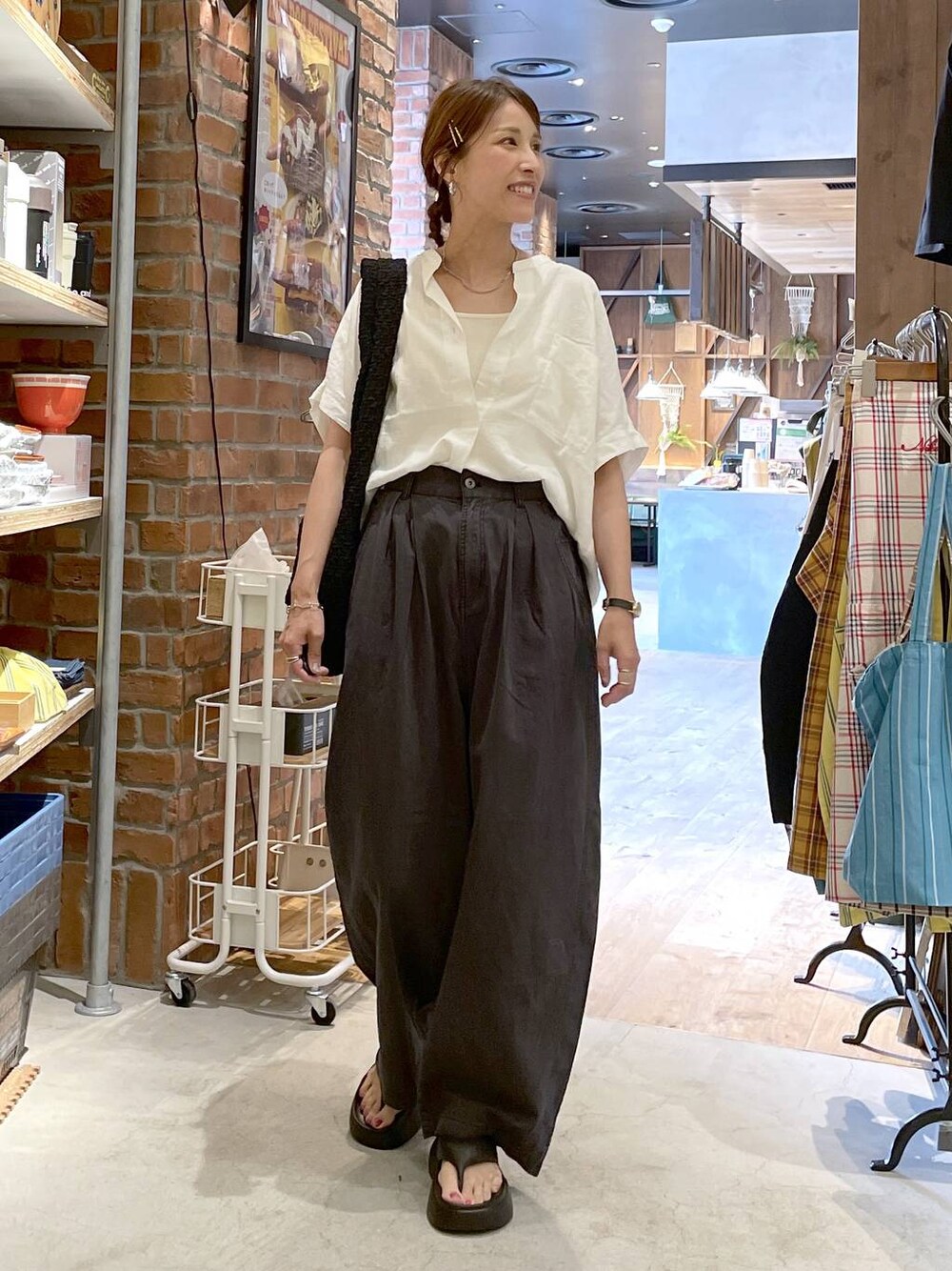 ブラック系のサンダル、ベージュ系のキャミソール、ホワイト系のシャツ/ブラウスを着用したレディースの春コーディネートの1枚目の写真