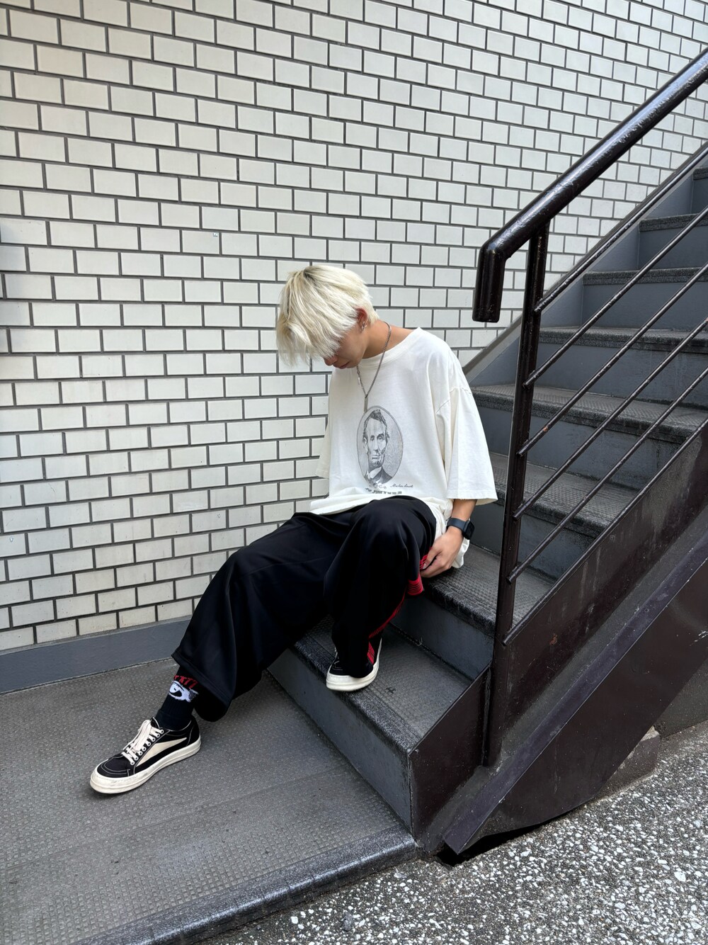 ホワイト系のTシャツ/カットソー、ブラック系のパンツを着用したメンズの夏コーディネートの1枚目の写真