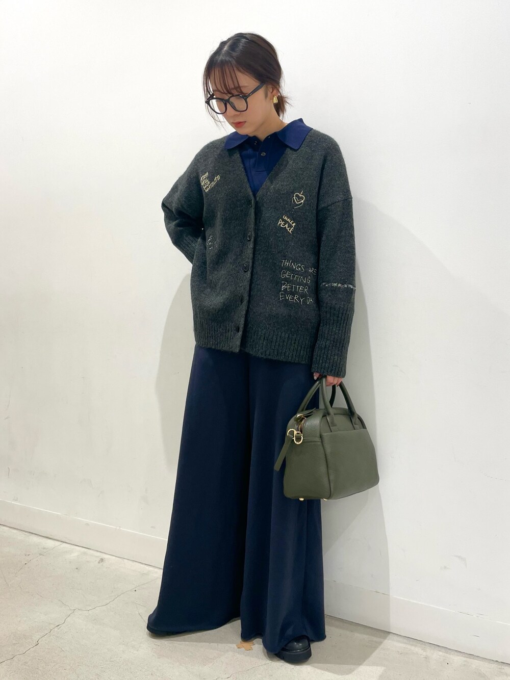 「カジュアル、大人カジュアル、ラフ、メガネ女子、スウェット、カーディガン、ブーツ、冬コーデ、お出かけコーデ、ボストンバッグ、SENSEOFPLACE、休日スタイル」｜「SENSE OF PLACE by URBAN RESEARCHのシシュウVネックカーディガン（カーディガン/ボレロ、グレー系）」を使った、ひなさん（レディース・164cm）の秋コーディネートの1枚目の写真