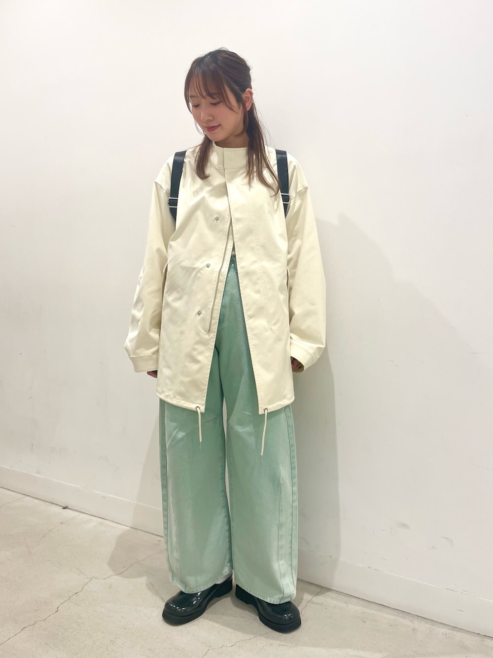 ブラック系のサンダル、グリーン系のデニムパンツ、ホワイト系のTシャツ/カットソーを着用したレディースの春コーディネートの1枚目の写真