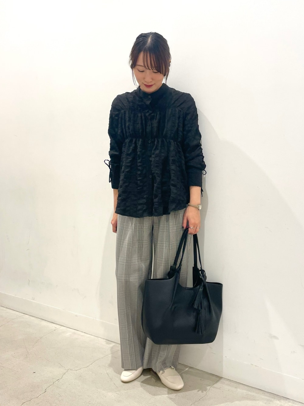 ホワイト系のローファー、ブラック系のシャツ/ブラウス、その他のその他パンツを着用したレディースの夏コーディネートの1枚目の写真
