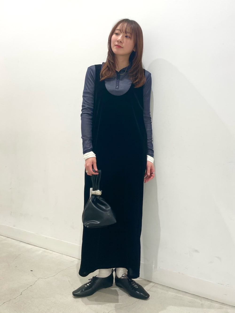 ブラック系のその他シューズ、ブラック系のワンピース、ブラック系のハンドバッグを着用したレディースの冬コーディネートの1枚目の写真