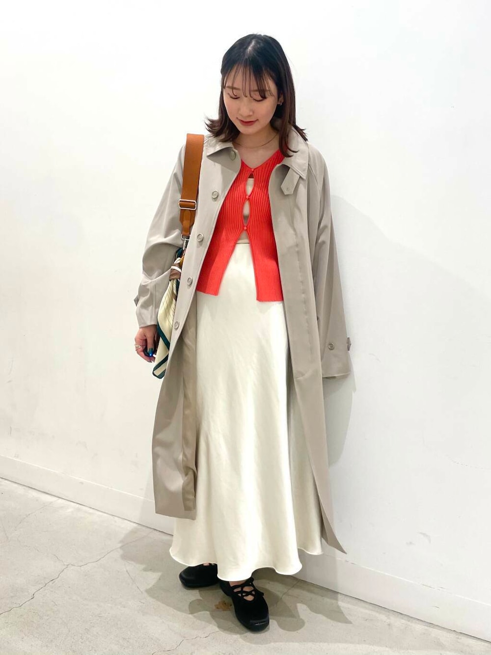 「カーディガン、大人カジュアル、スニーカー、スカート、きれいめカジュアル、スカーフ、春コーデ、senseofplace、春、春服、春アウター、春カラー、休日スタイル、20代、大人コーデ」｜「SENSE OF PLACE by URBAN RESEARCHのアウトポケットバケットバッグ（ショルダーバッグ、ブラウン系）」を使った、ひなさん（レディース・164cm）の春コーディネートの1枚目の写真
